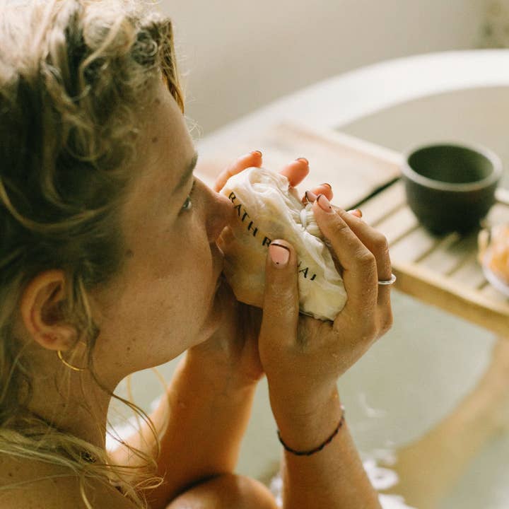 Cedar and Myrrh – wholesale Bath & body set – Hinoki Bath Flakes & Essential Oil Ritual Set (2 Bags + 1 Oil)3