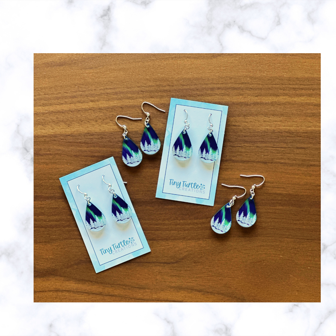 Tiny Turtle Creations - Vente Boucles d'oreilles pendantes - Boucles d'oreilles en acrylique en forme de goutte gravées Aurora Forest0