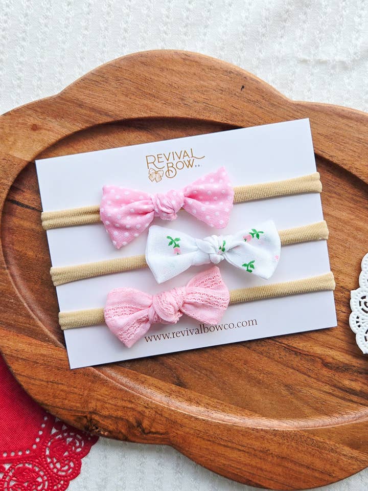 Vintage Lente Bloemen Knoop Strik Set op Hoofdband voor wholesale door Revival Bow Co.