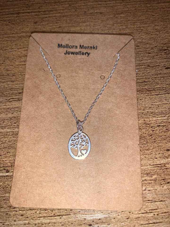 Pendentif « Love » en argent sterling pour la vente par Meliora Meraki Jewellery