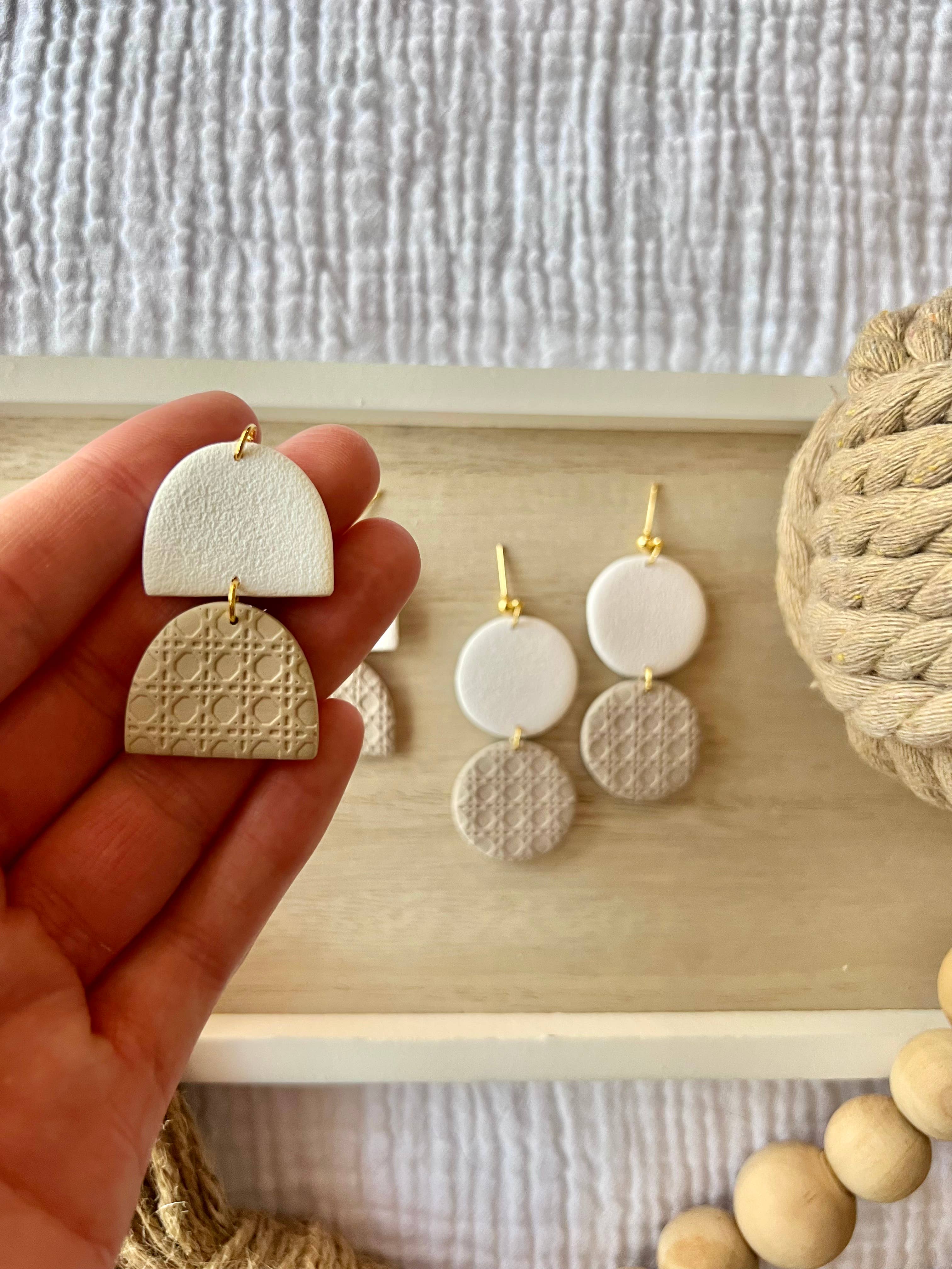 SeizeTheClayJewelry – Brincos de argola por atacado – Brincos em Clay em Vime3