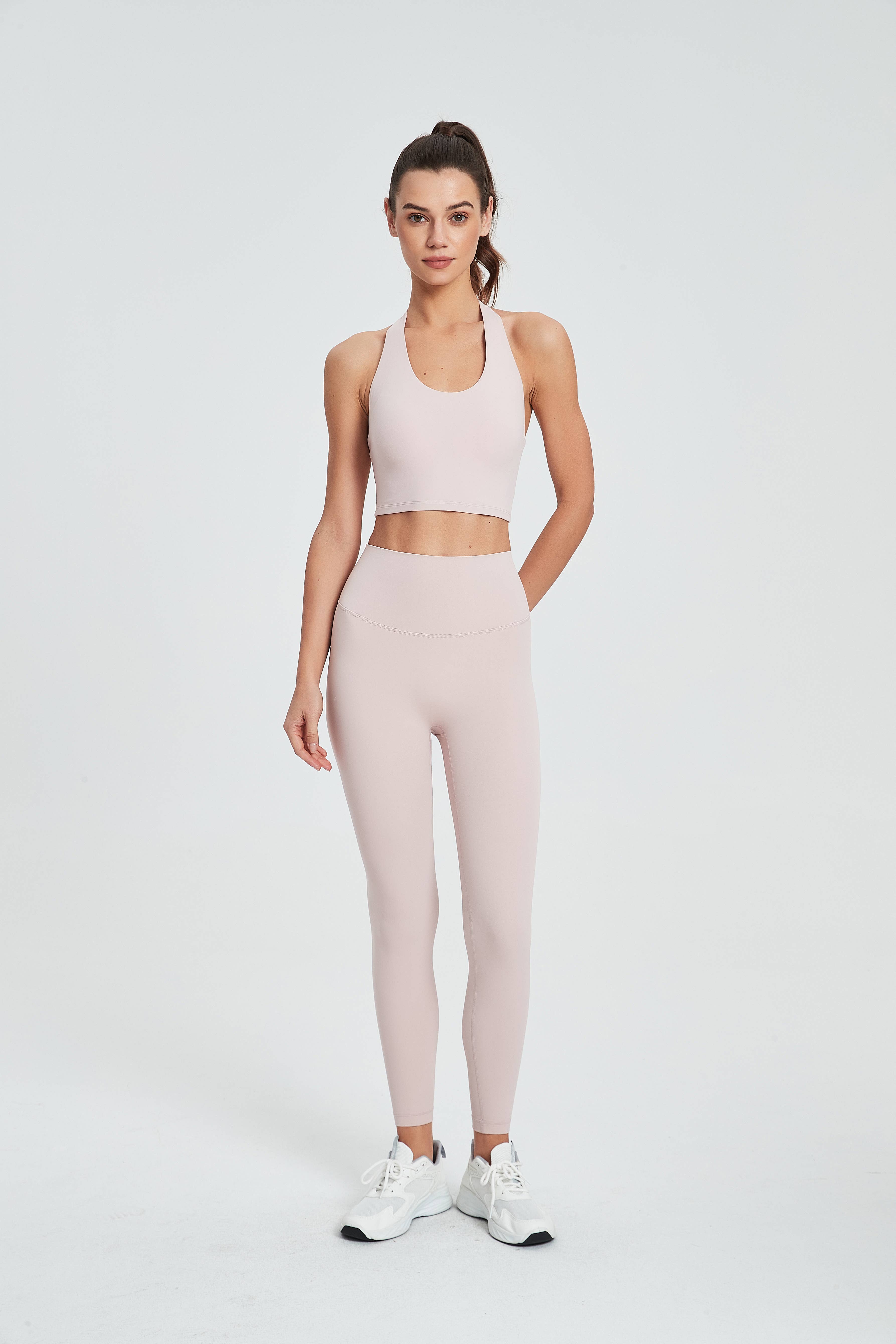 91thelabel – Großhandel Sport-BH – Damen – Daphne Lycra® Sculpt Bügel-BH mit Neckholder für Sport.2