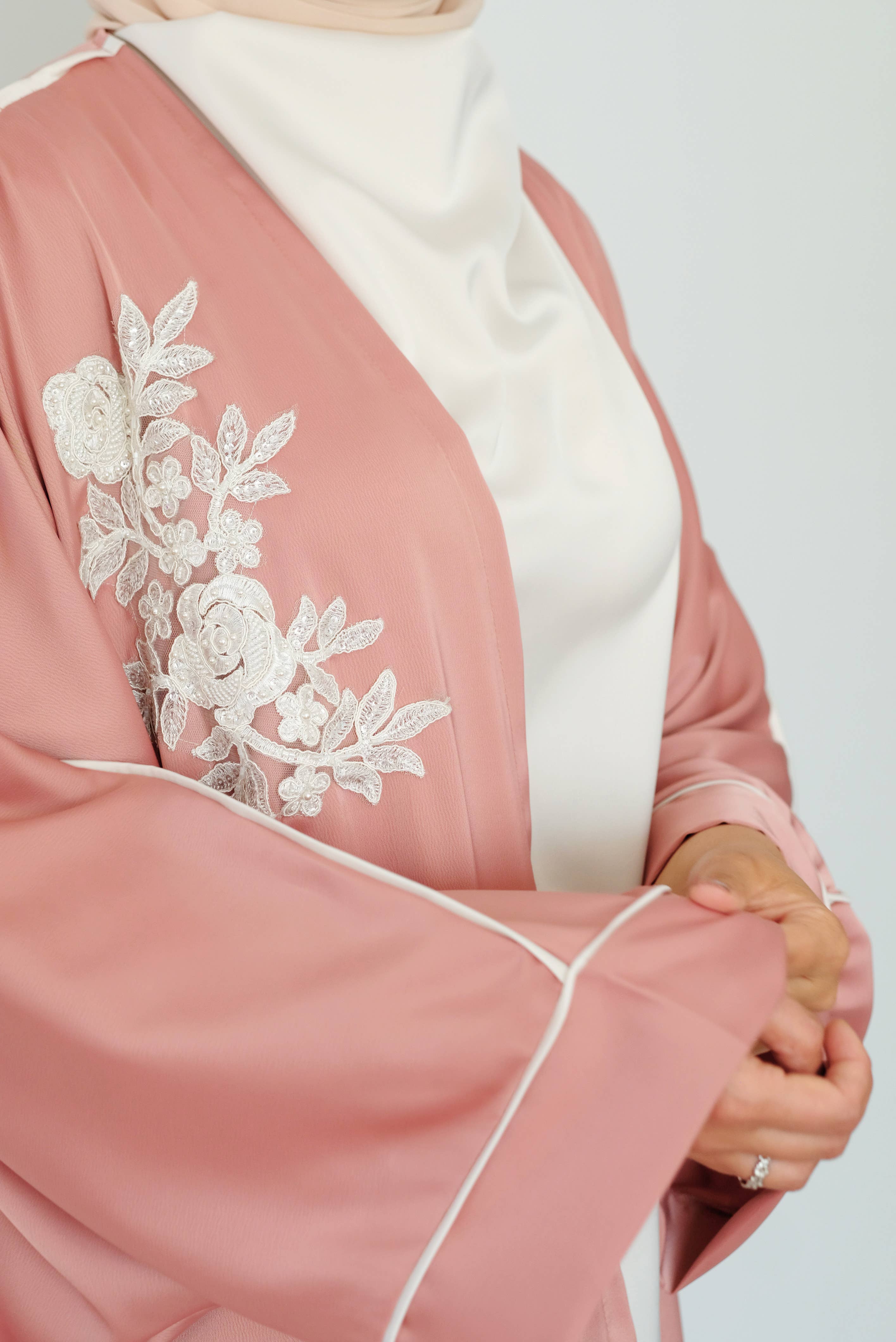 SAIS Fashion – wholesale Kaftan - Dam – Tvådelad abaya med fjärilsärm i rosa och pistasch2
