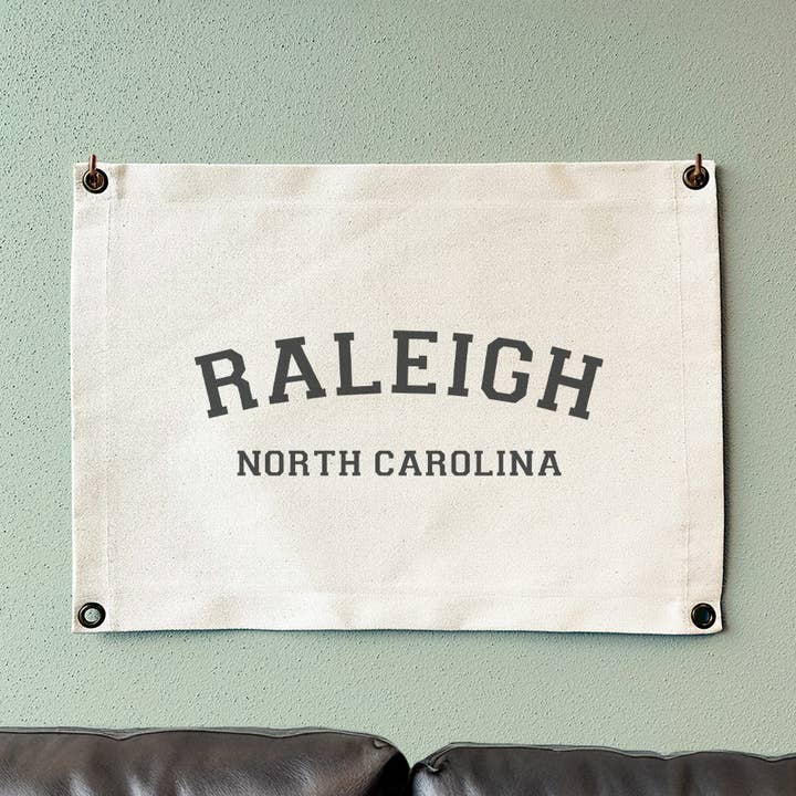 Ciudad/Estado Clásico con Arco - Tapiz de Lona Personalizado para venta al por mayor de North & Pine