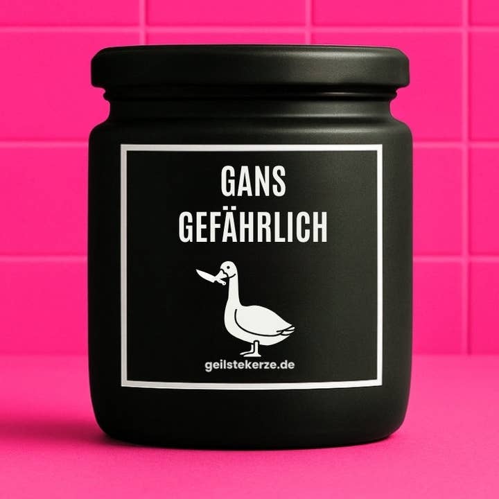 Vegan biologische kaars met spreuk – HEEL GEVAARLIJK voor wholesale door geilstekerze