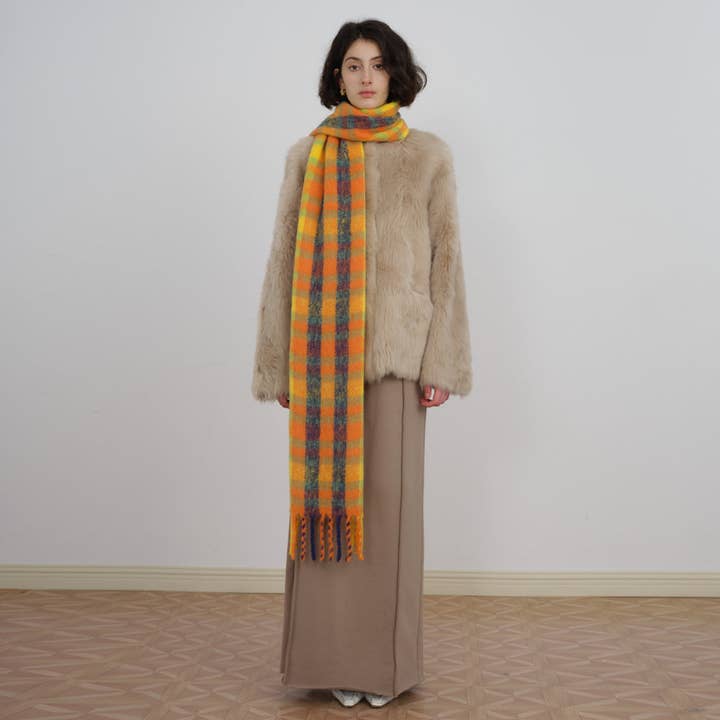 Écharpe en laine mélangée à carreaux orange doux et chaud pour femme pour la vente par SALINA TRADING INC