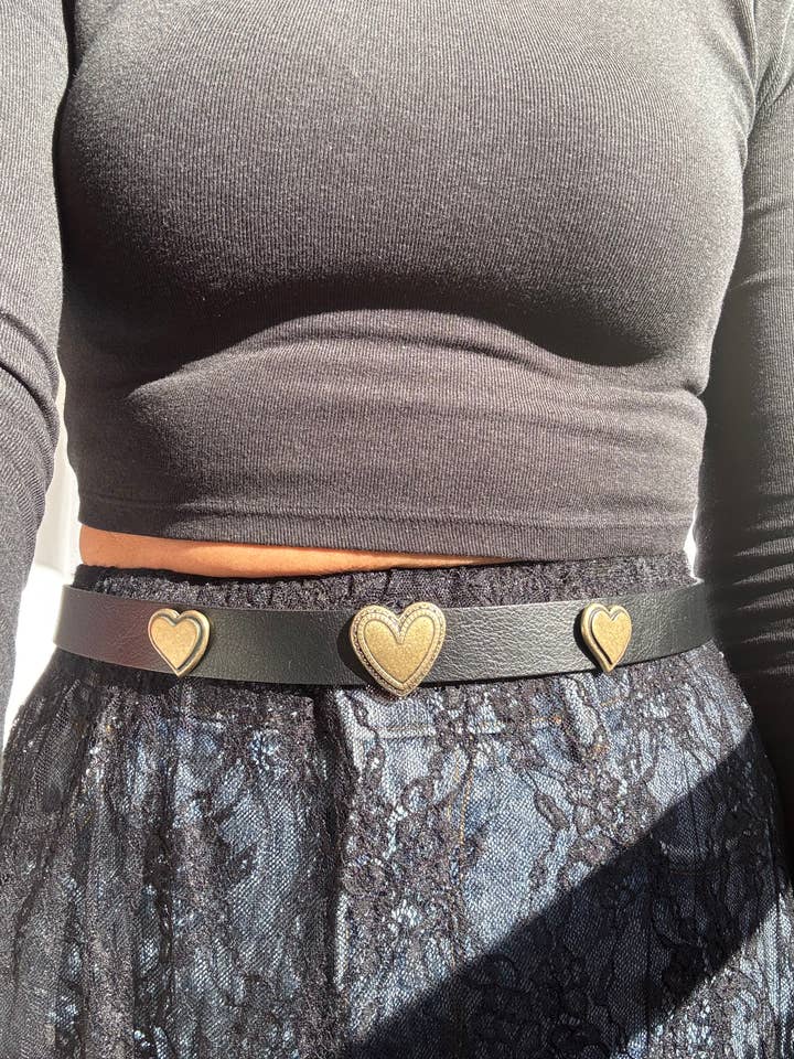 Cinto de Couro para Mulheres, Cinto com Fivelas de Corações, Cinto de Couro Castanho, por atacado de Christina Christi