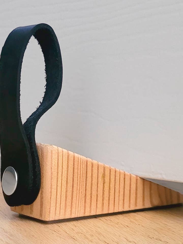 Holz-Türkeil mit Lederhängeschlaufe und Antirutsch-Boden für den Großhandel von normal Behaviour