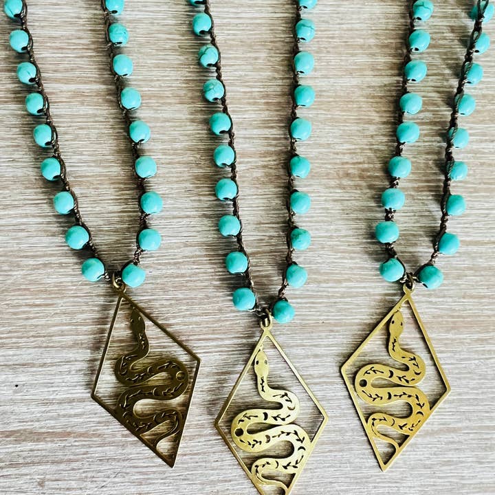 Türkisfarbene Magnesit-Halskette mit mystischem Schlangenanhänger für den Großhandel von Twist Style