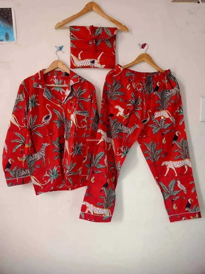 Bomuldspyjamasæt Håndlavet Rød Multi Dyreprint 100% Bomuld for engroshandel hos GYPSY STUDIO