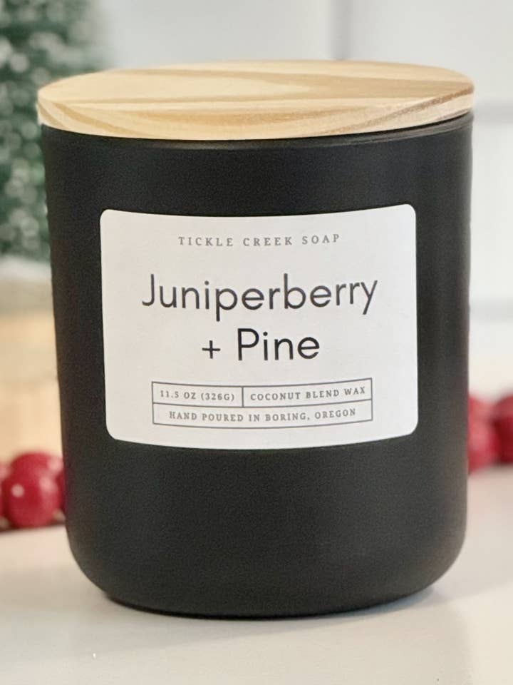 Candela Ginepro + Pino 11,5 oz. Nero Opaco Autunno Inverno per la vendita all'ingrosso da parte di Tickle Creek Soap