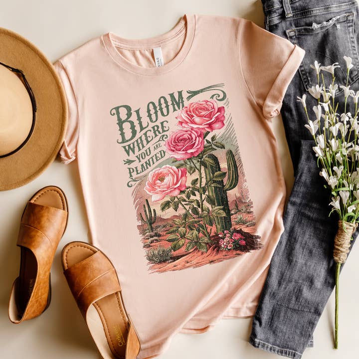 MAGLIETTA GRAFICA BLOOM WHERE YOU ARE PLANTED per la vendita all'ingrosso da parte di Haverly and Co.