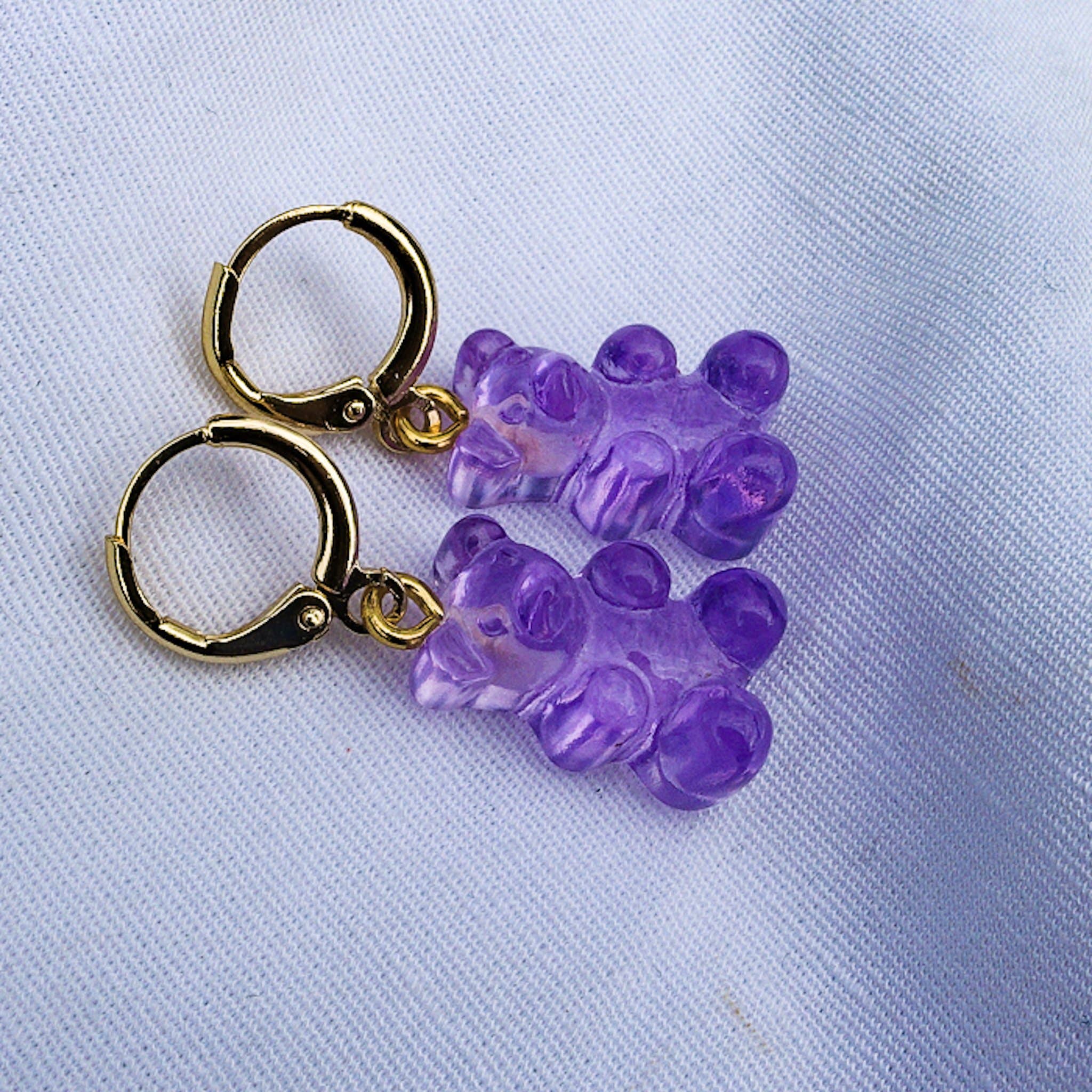 Daemon srls - Vendita all'ingrosso Orecchini a cerchietto - WINONA ~ HUGGIES ~ Orecchini huggies placcati oro con pendenti a orsetto gommoso1