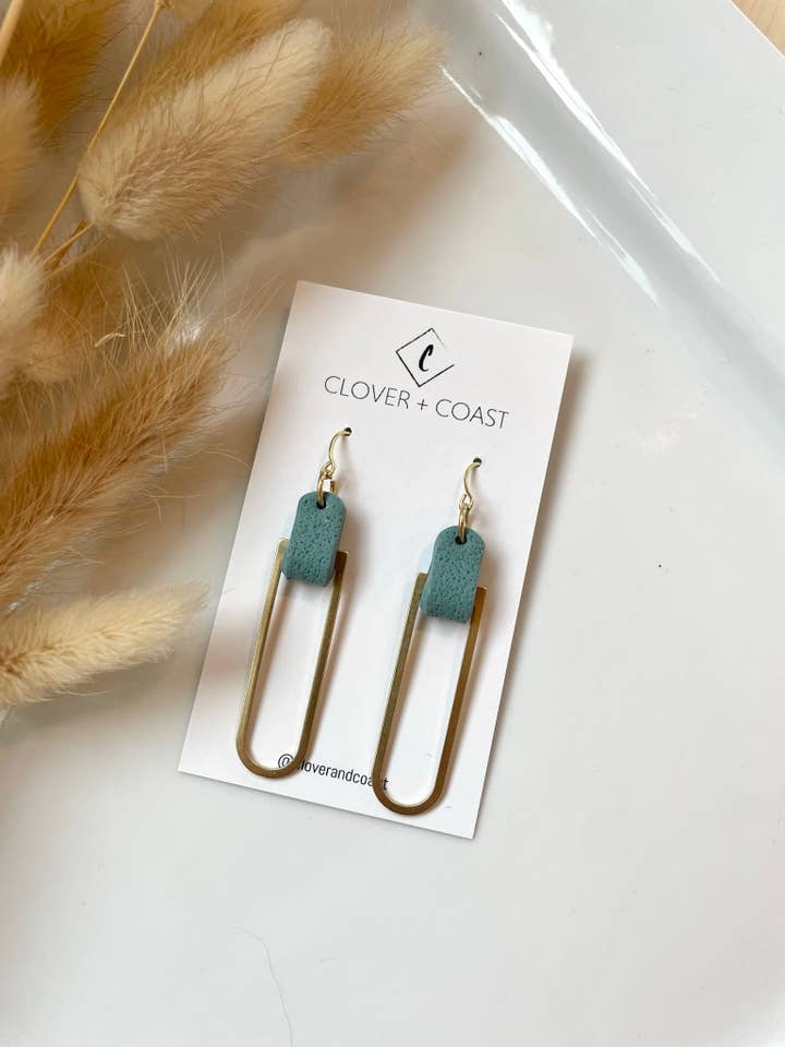 Phoebe - Pendentif en pâte polymère pour la vente par Clover + Coast Designs