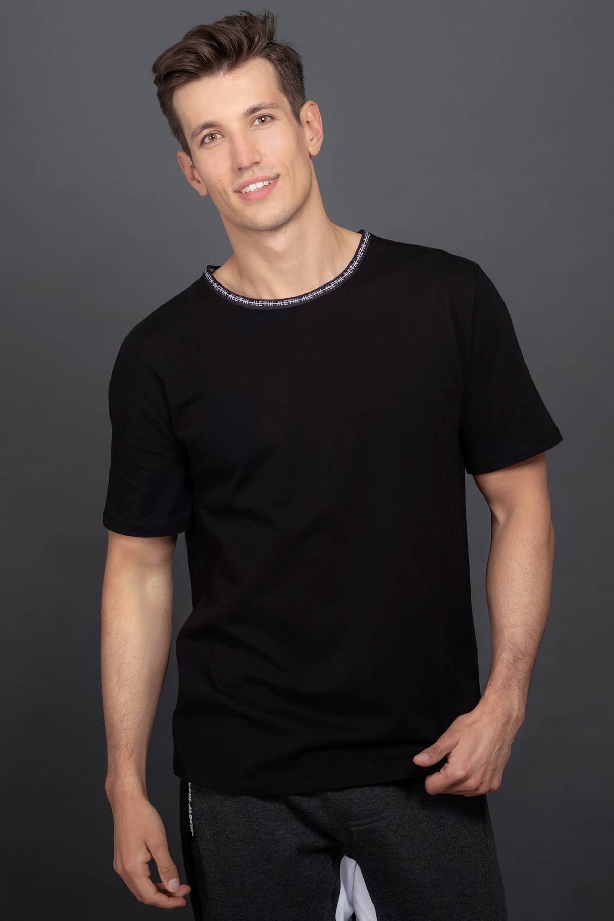 ALETIK – Großhandel T-Shirt – Herren – Classic Logo Tape T-Shirt0