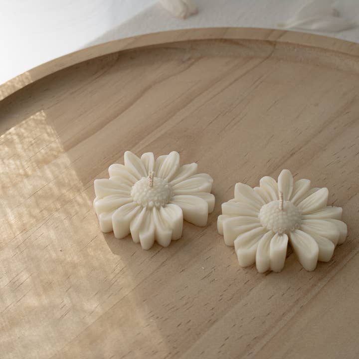 Glowing Harmony Candle Co - Wholesale Party Favor - Daisy Candle | Flower Candle Favors in Tulle1
