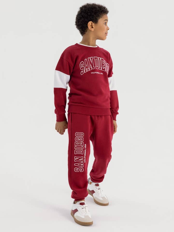 Jongens sweatshirt en joggingbroek set met contrasterende inzetstukken rood 3-14 jaar voor wholesale door Minoti sp. z o.o.