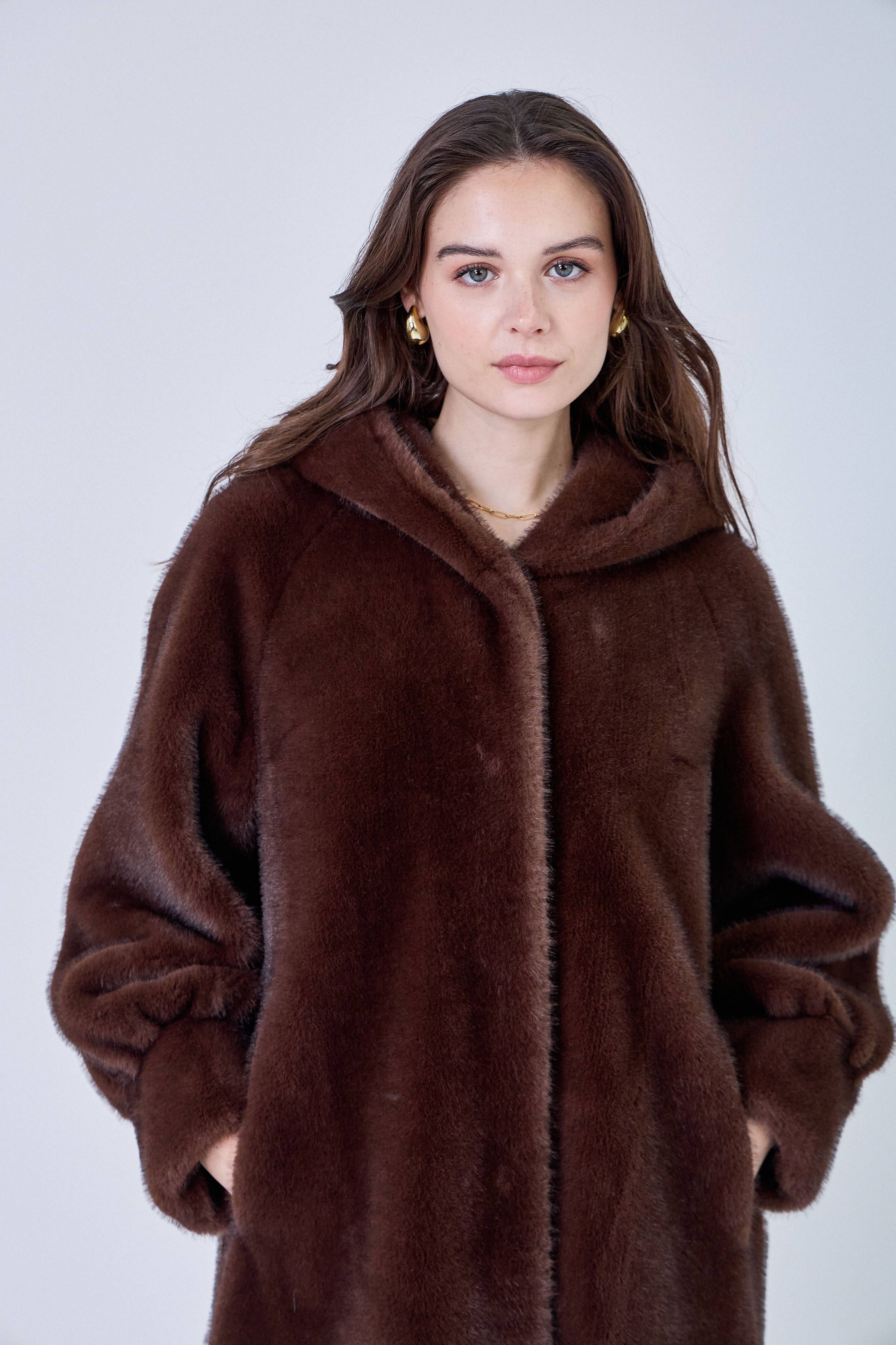 Giovanni Paris – Großhandel Pelz-/Kunstpelzmantel – Damen – Isabella Mantel mit Kapuze aus ultraweichem Kunstfell14