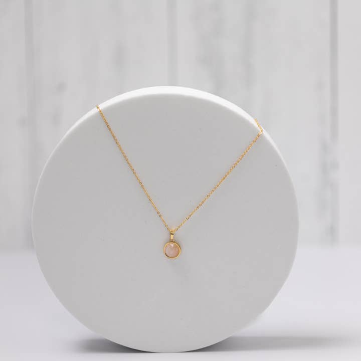 Collier à pendentif rond en quartz rose plaqué or 18 carats pour la vente par Alicia Gonzalez