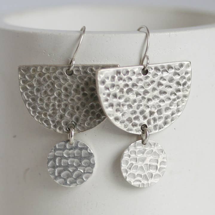 Brincos Grandes de Lua Martelada | Prateado por atacado de Kaiko Studio
