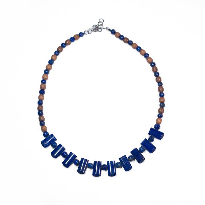 Collier classique en perles de lapis-lazuli style baguette avec perles en bois fait main en argent sterling pour la vente par KUCHI LUXURY