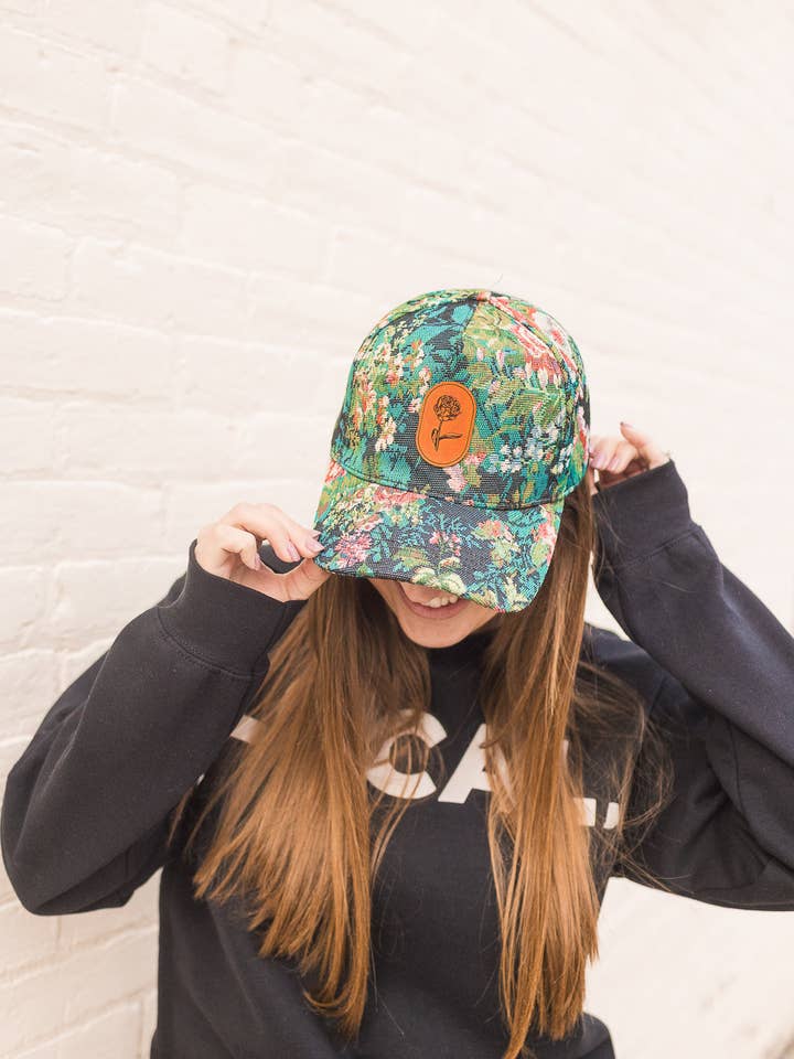 Chapeau bleu à fleurs avec écusson ovale de fleur pour la vente par Left Grain