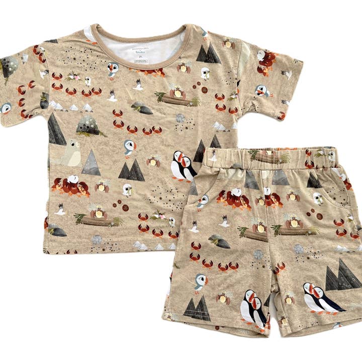 Snuggly Figs™ X Puffin Rock™ - At finde Bearnie - T-shirt og shortsæt for engroshandel hos Snuggly Figs Ltd.