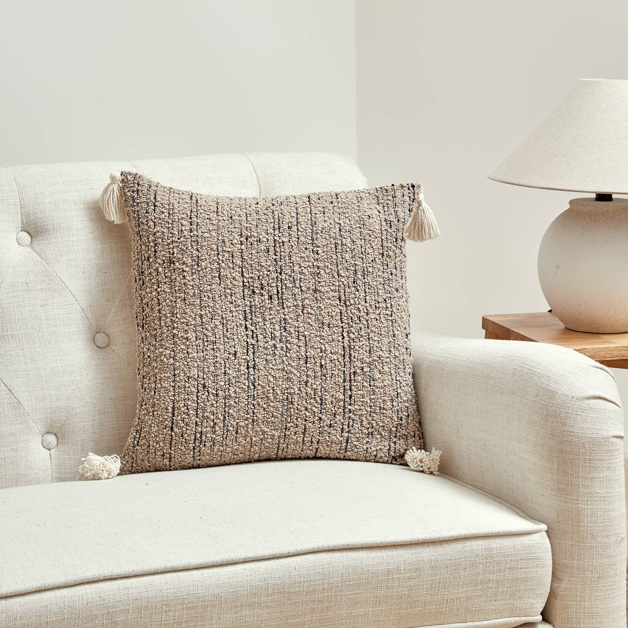 HUIRESOURCE - Wholesale Decoratief kussen - Mijn Cottage Huis - Bouclé Stof met Kwastjes op Vier Hoeken0