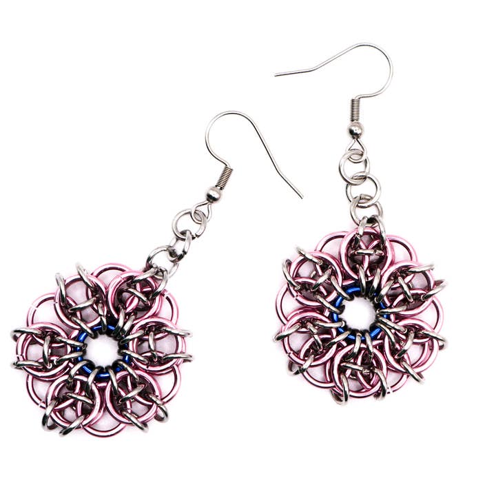 Synthetic Youths – Brincos de argola por atacado – Brincos Chainmaille de flor celta colorida8