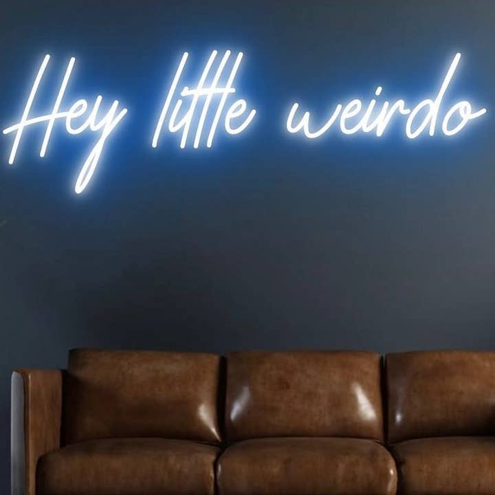 Hej lille Weirdo neonskilt for engroshandel hos Aoos Custom