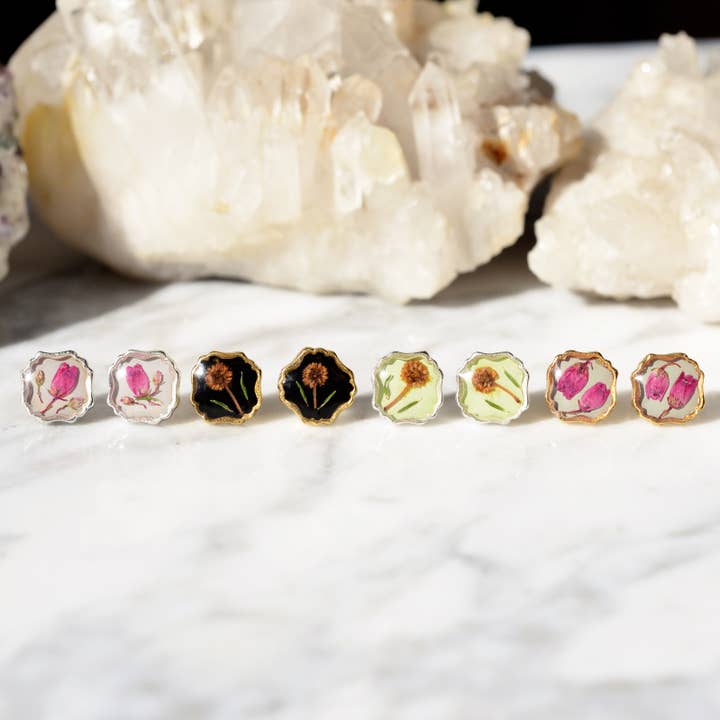 Piccoli orecchini in resina con fiori veri in stile vintage per la vendita all'ingrosso da parte di Cameoko