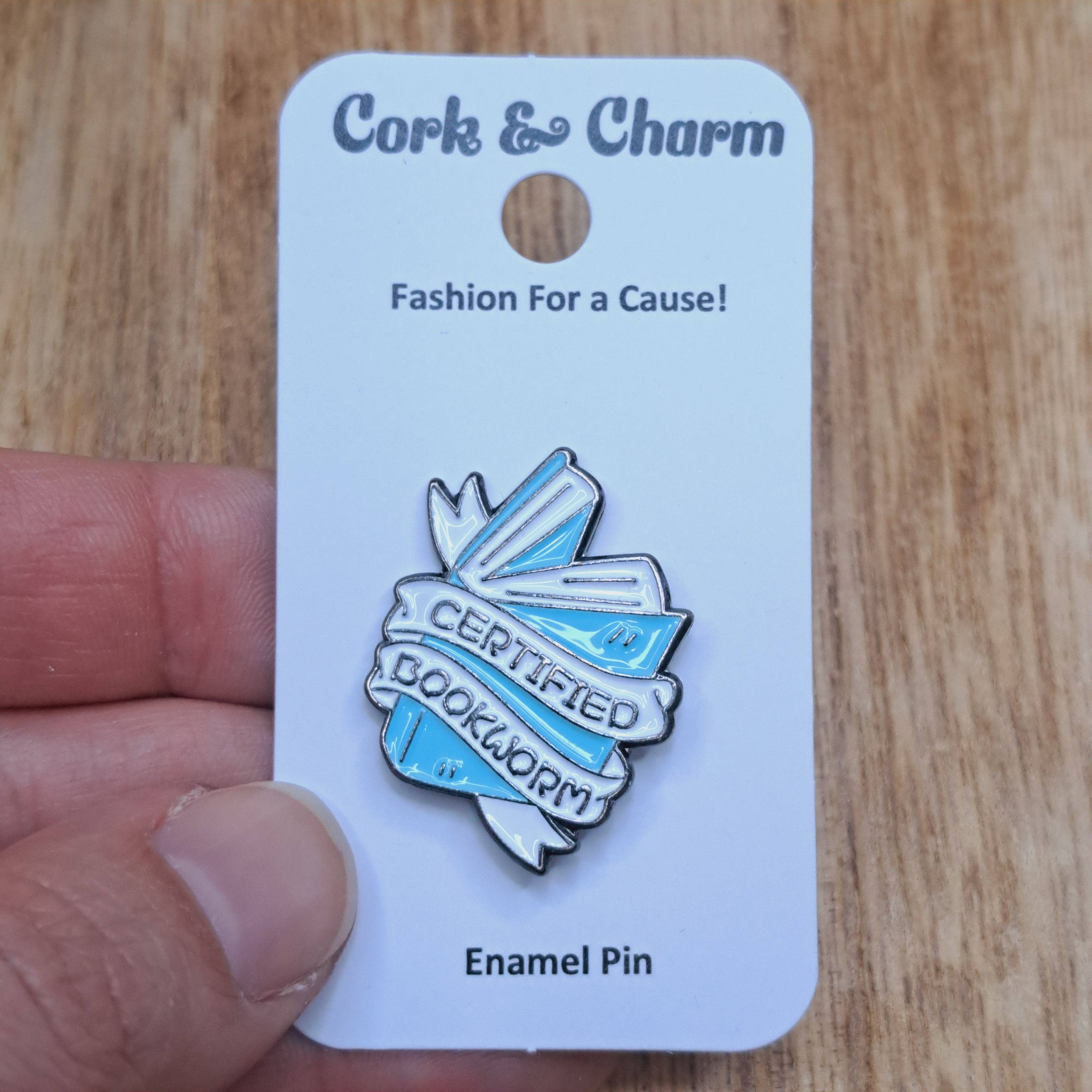 Cork and Charm - Vente Épinglettes/boutons - Épingle en émail Livre certifié rat de bibliothèque1