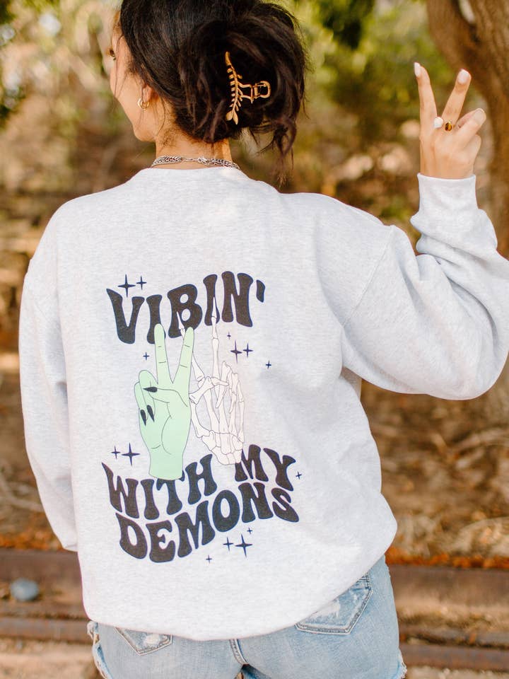 Grafisk sweatshirt med texten "Vibin' med mina demoner" för wholesale av Shop Karma Tees