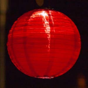 Lanterna solare Soji Festival Globe 12" - Rosso caldo per la vendita all'ingrosso da parte di Allsop Home & Garden