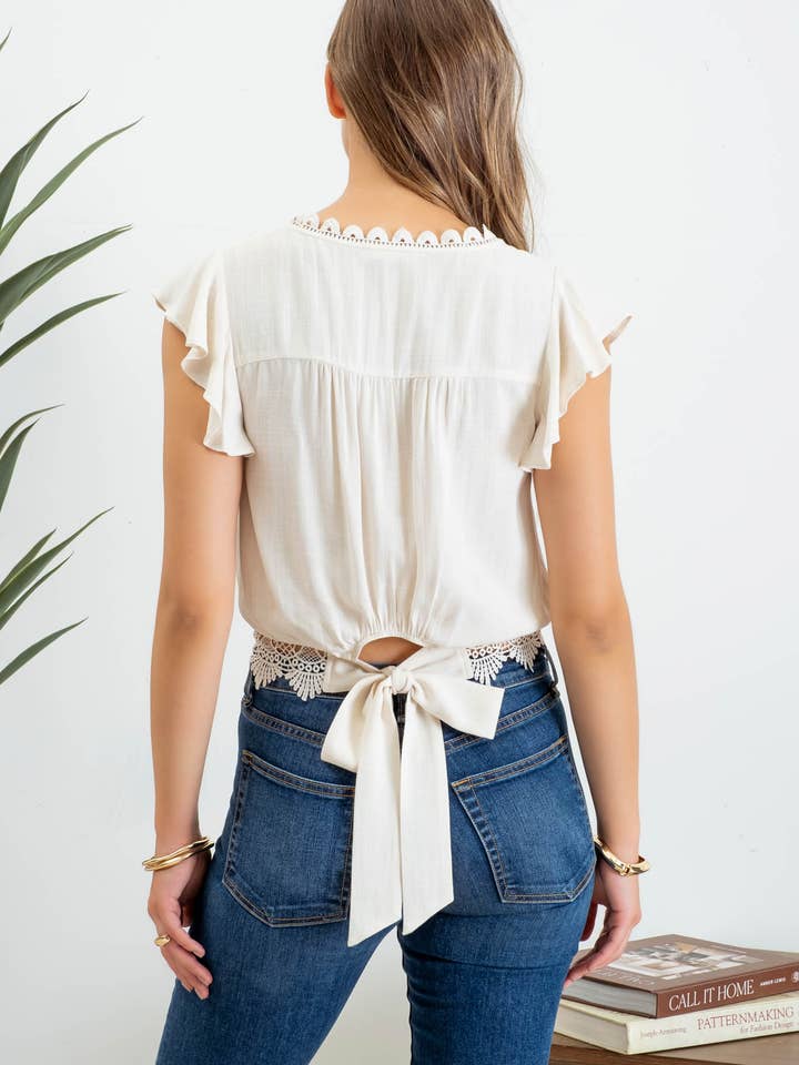 Blu Pepper – Blusa - Mulher por atacado – Top cropped de manga curta com renda, laço nas costas e botões frontais6