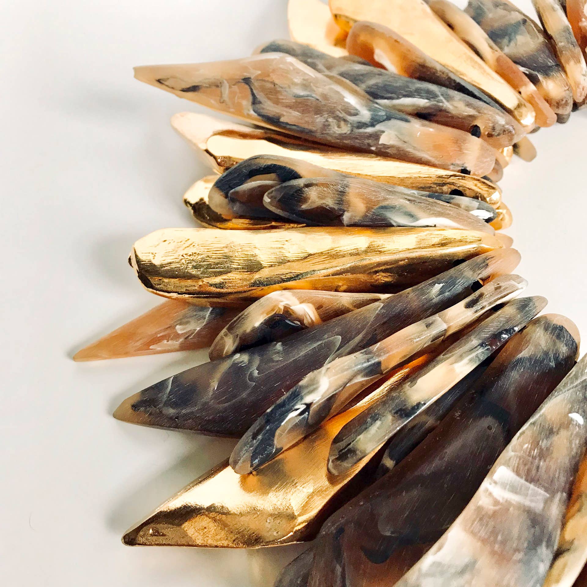 Belart Fair Trade - Wholesale Halskettingen - Eco-hars Grand Fuego 50 Itzel Stones Statement Ketting2