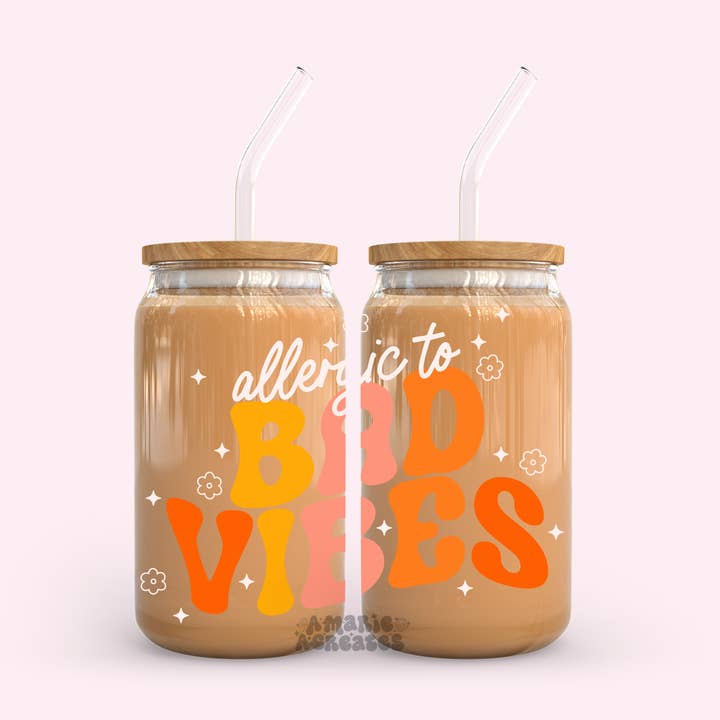 Tasse en verre Allergic To Bad Vibes pour la vente par amarieacreates