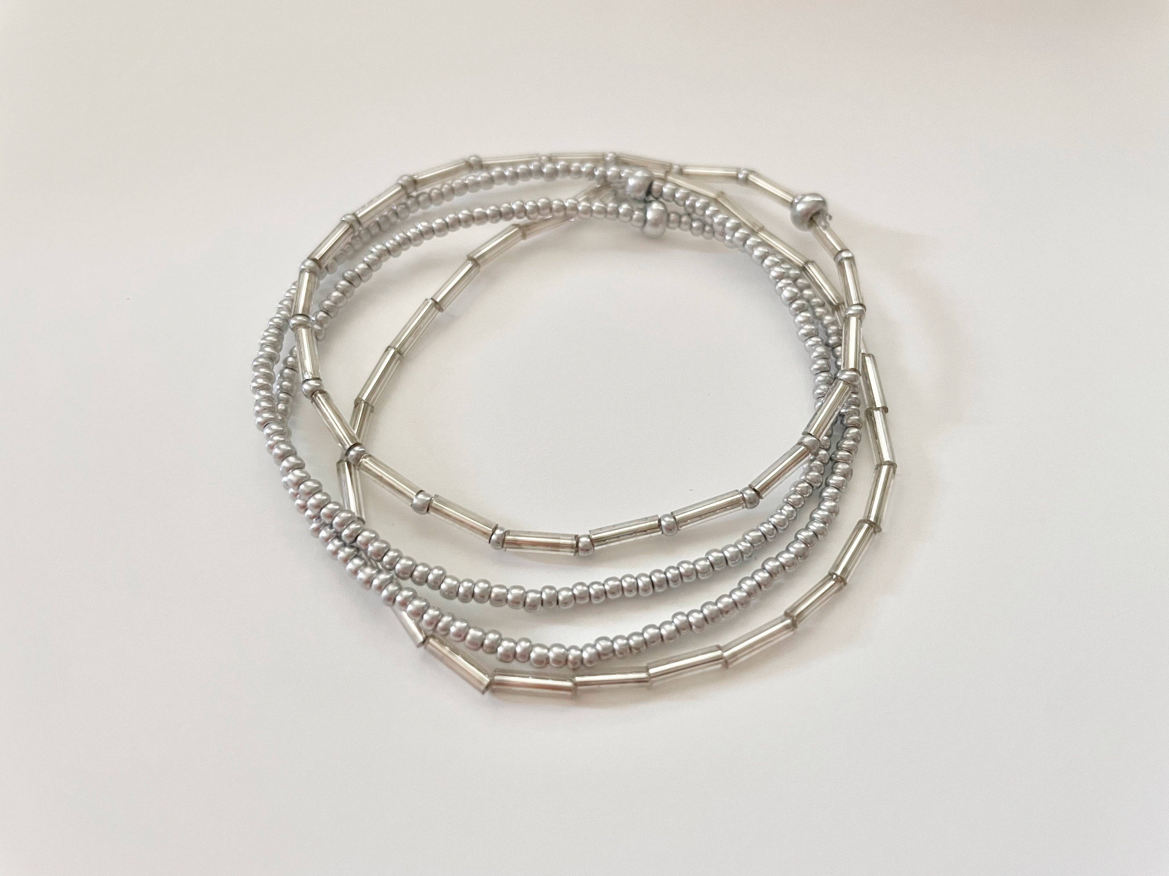 Caitlyn Clare Flair - Vente Parures de bijoux - Ensemble de bracelets empilables minimalistes en perles d'argent, ensemble de bracelets extensibles en perles de verre pour femmes, ensemble de bracelets délicats en perles6