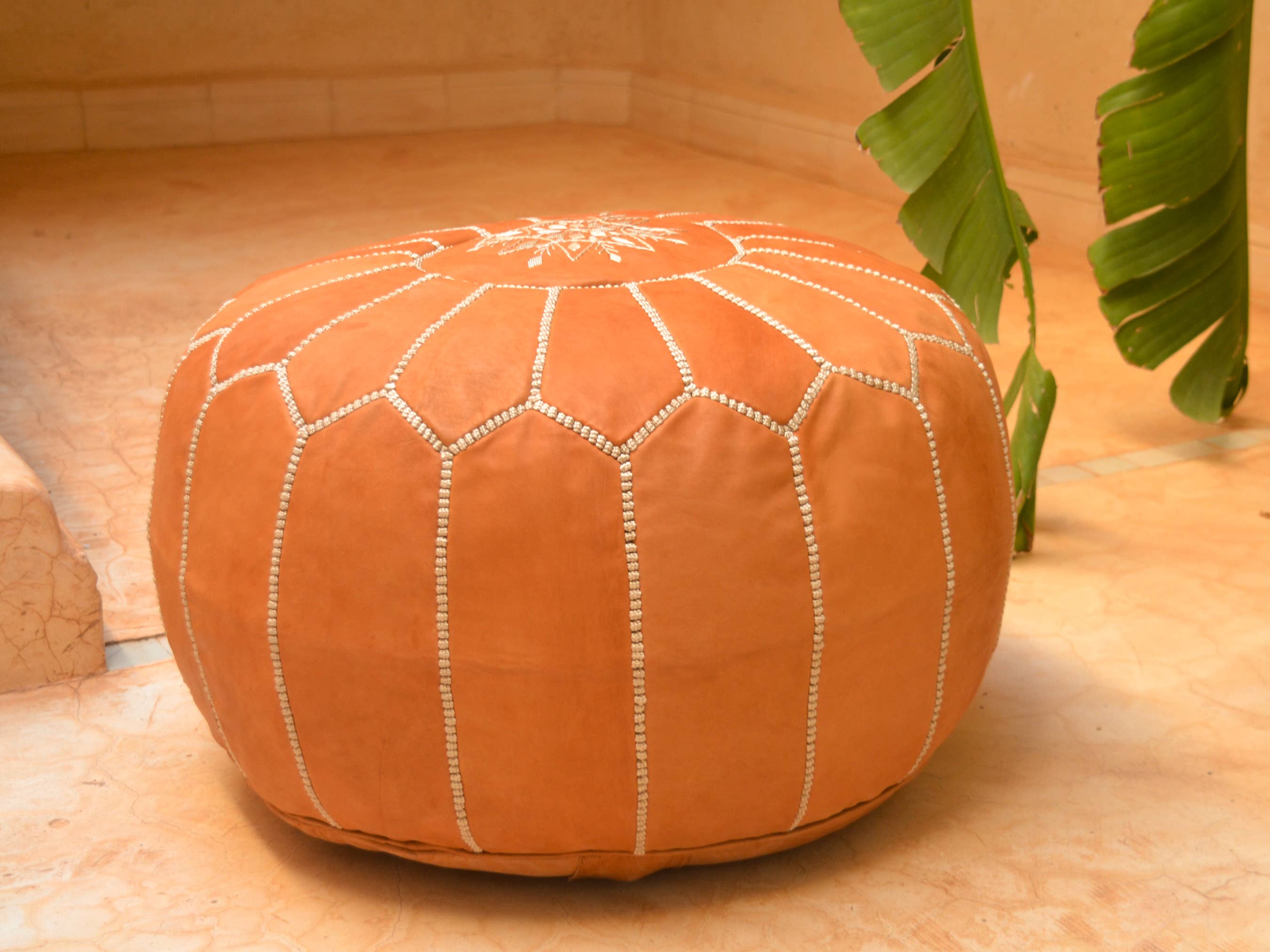 woolsouk ( We handle U.S. import procedures for you ) – Pufe por atacado – Pufe de couro - Pufe redondo não recheado - caramelo6