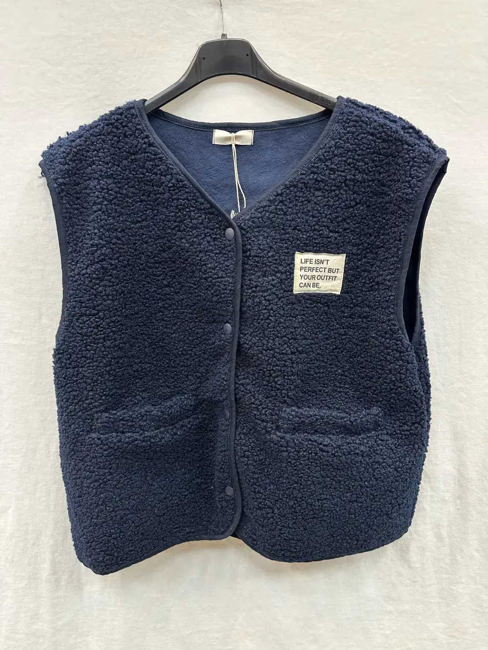 Mimi & Gogo – Großhandel Oberbekleidungsweste – Damen – Moumoute-Weste mit Abzeichen @3418_GiEcussonMoumoute7