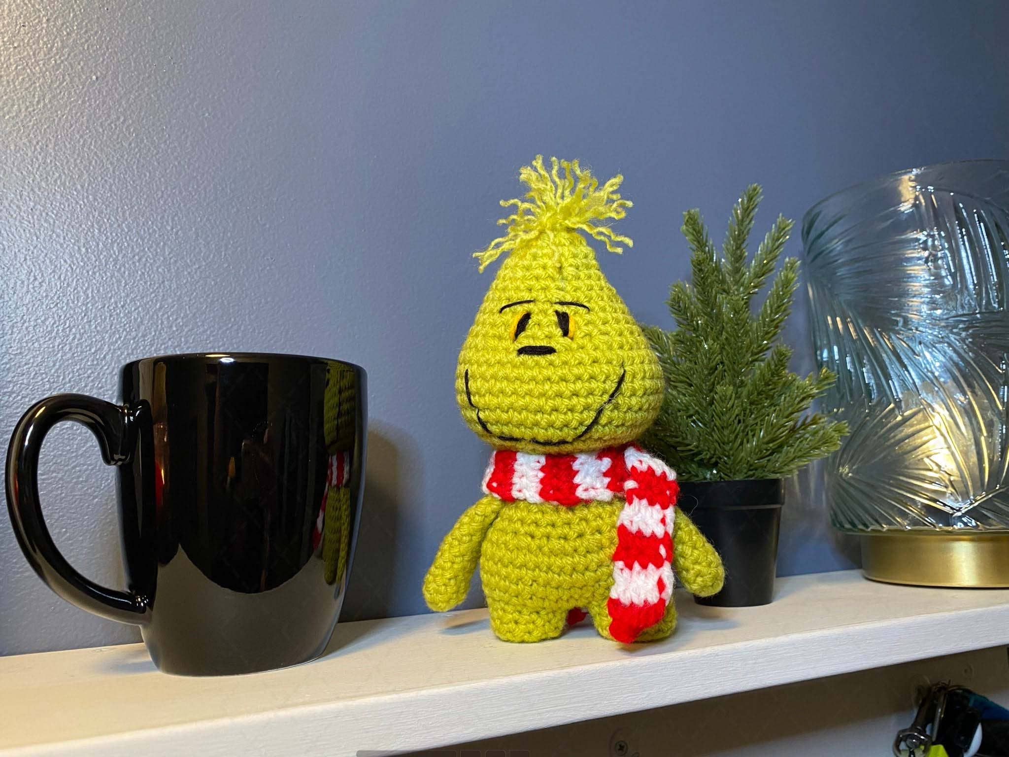 TOMOPOD LLC - Vente Peluche – enfant et bébé - Grinch au crochet, peluche Amigurumi, cadeau de Noël amusant2