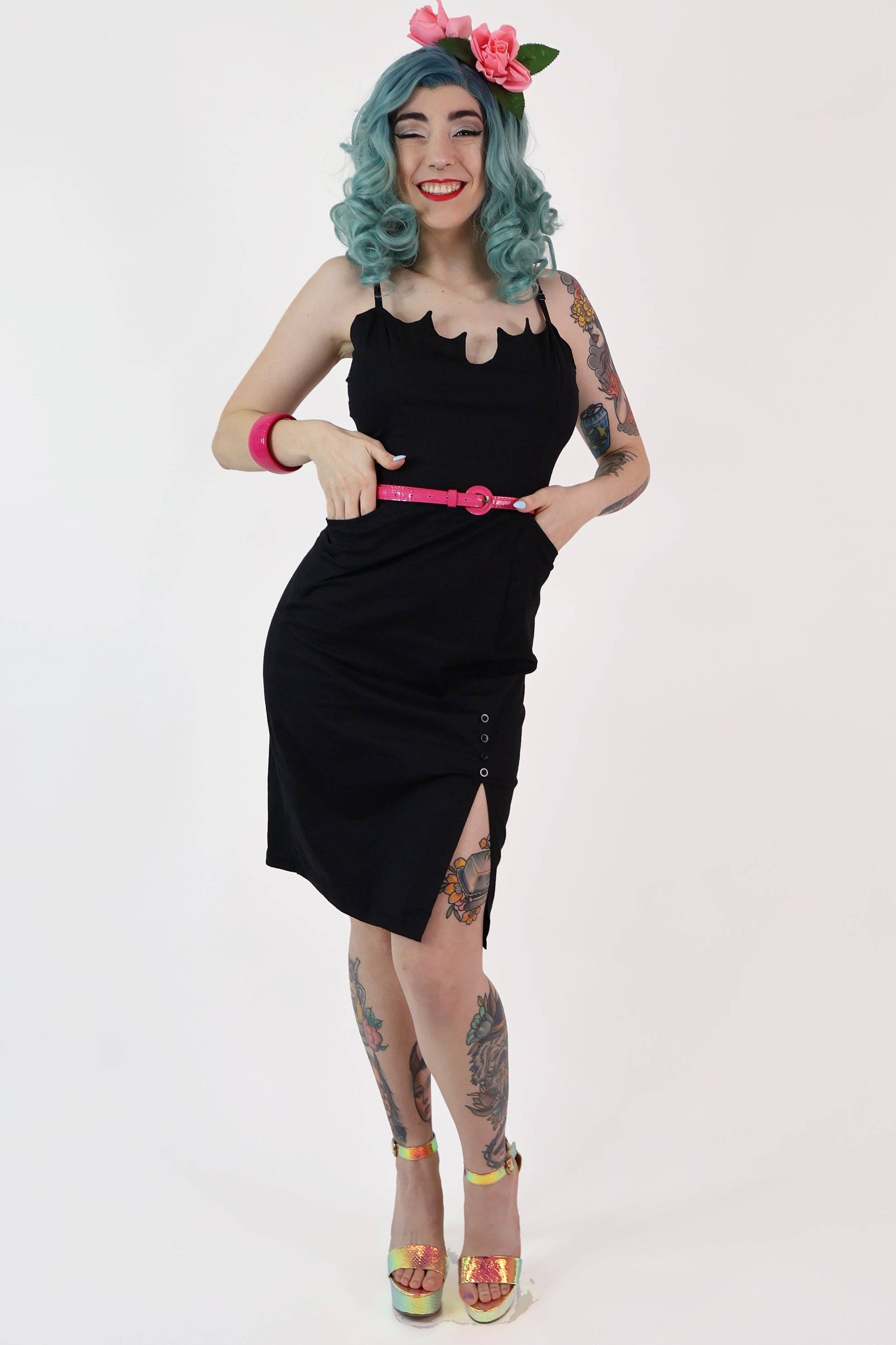 BONSAI KITTEN – Großhandel Kleid – Damen – Buffy schwarzes Wiggle-Kleid mit Fledermaus-Ausschnitt2