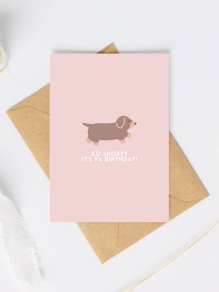 Biglietto di auguri con bassotto | Biglietto di compleanno con cane salsiccia per la vendita all'ingrosso da parte di Fleurs on Sunday