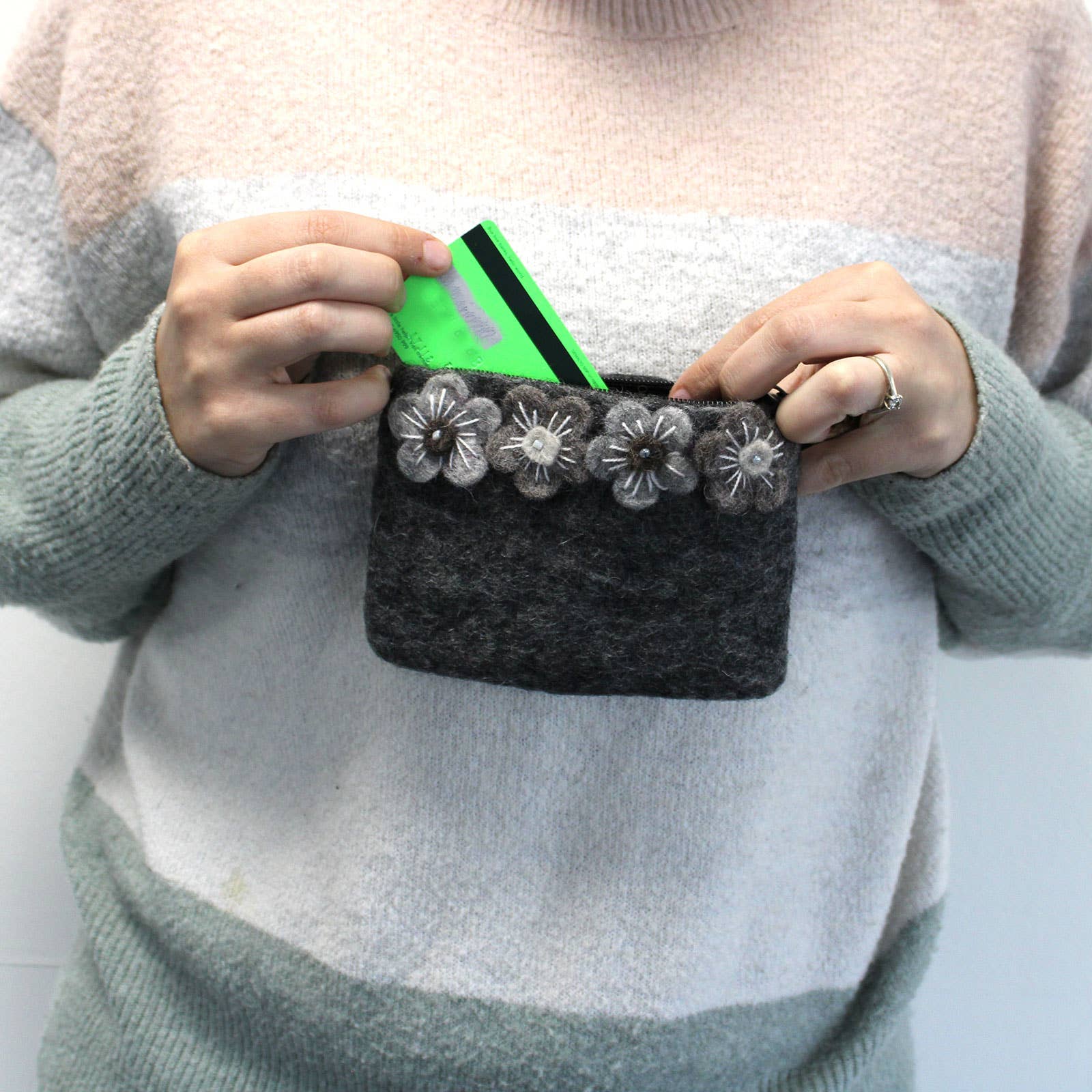 AW Artisan - Vendita all'ingrosso Portamonete - Unisex - Borsetta in feltro naturale con quattro fiori5