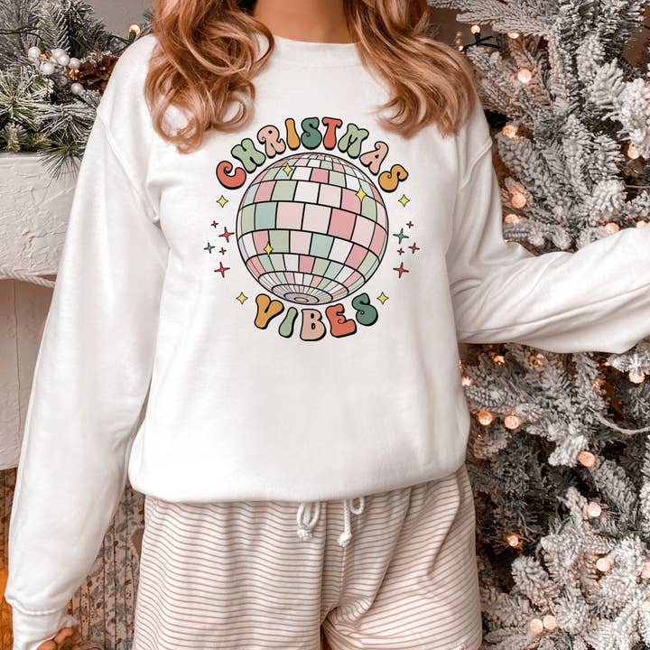 Christmas Vibes Sweatshirt S-4XL Wird SCHNELL versendet für den Großhandel von The Funnel Cake Tree