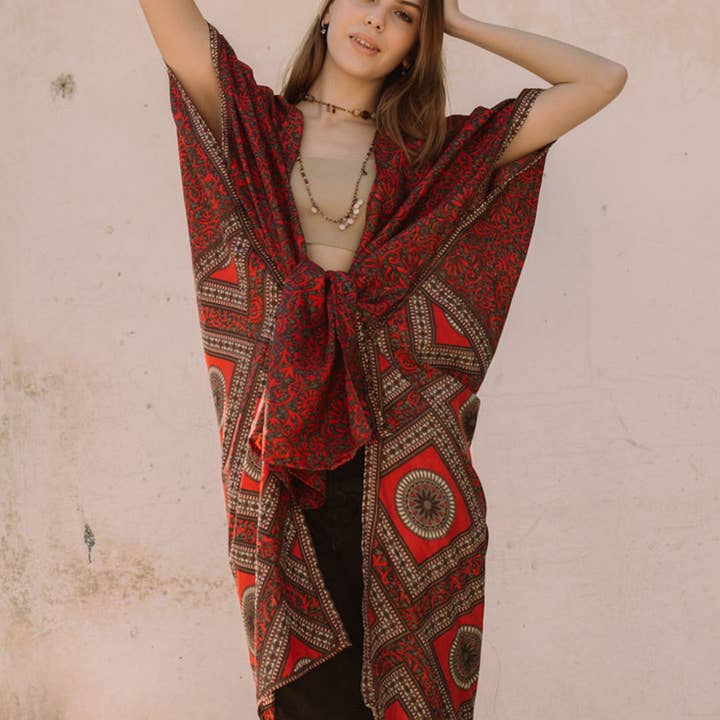 Kimono lungo rosso vivace per la vendita all'ingrosso da parte di AMANSH