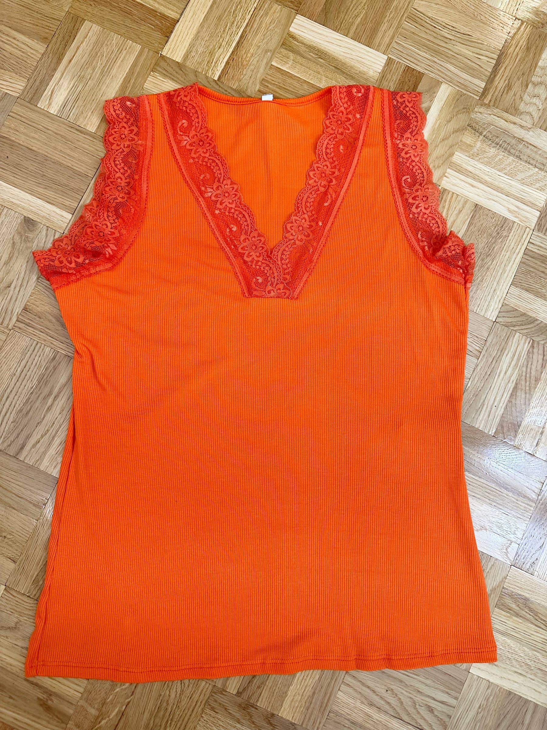 ZAFA PARIS – Engroshandel Tanktop – Kvinder – ZAFA PARIS ribbet top med V-hals og blonde i plus size5