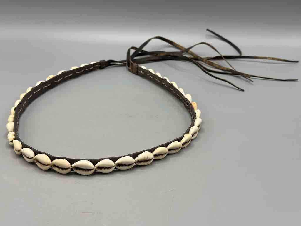 The Niger Bend – Großhandel Gürtel – Damen – Schmaler afrikanischer Krawattenverschluss aus echtem Kaurimuschelleder65