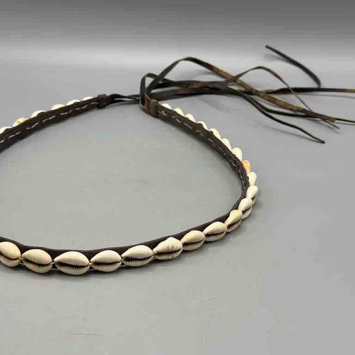 The Niger Bend – Großhandel Gürtel – Damen – Schmaler afrikanischer Krawattenverschluss aus echtem Kaurimuschelleder65