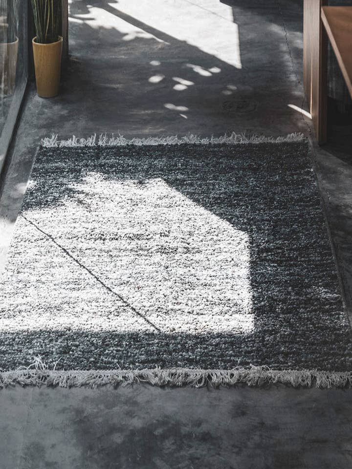 Tappeto CHARCOAL per la vendita all'ingrosso da parte di Mark Krebs